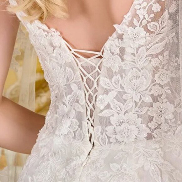 New Floral Wedding Gown w/ Shoulder Capes & Charming Mermaid Silhouette GL3829 - Picture 13 of 15